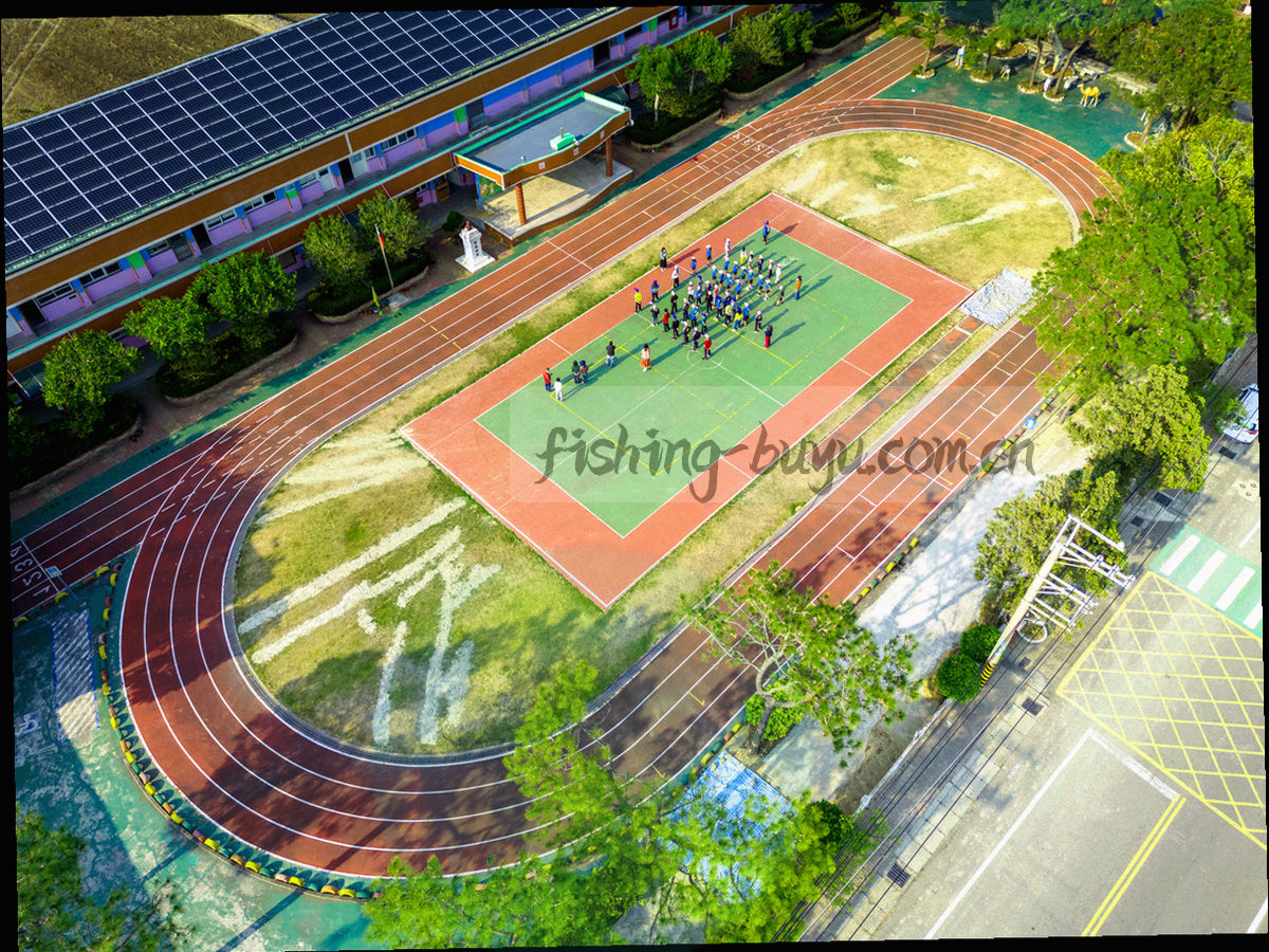 深海蓝背景中一束冷光打在抽象投币口与上浮的气泡轨迹上